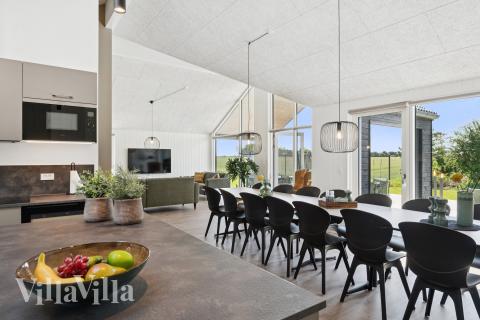 Det er plass til 18 personer i det store lyse oppholdsrommet i luksushus nr. 667.