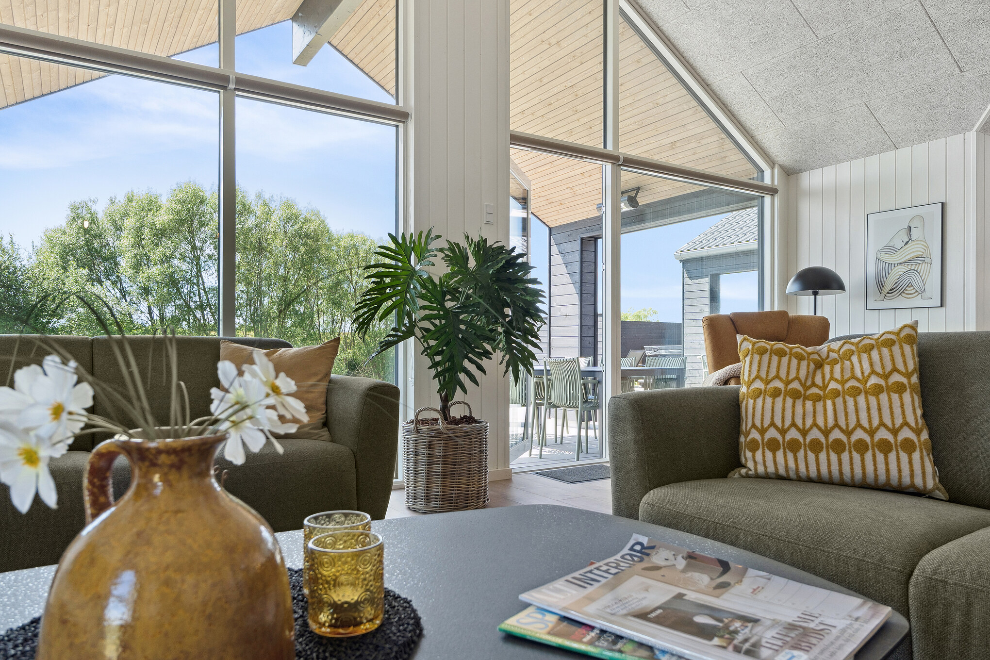 Sofaen i luksushus nr. 667 i Fyn og øyer er perfekt for å hygge seg med et brettspill eller se en film sammen.