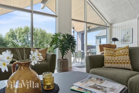 Sofaen i luksushus nr. 667 i Fyn og øyer er perfekt for å hygge seg med et brettspill eller se en film sammen.