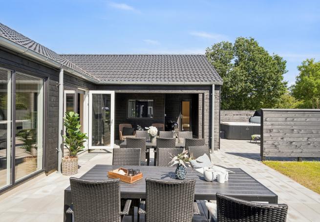 Luksushus nr. 657 har en deilig terrasse med gode hagemøbler til 20 personer.
