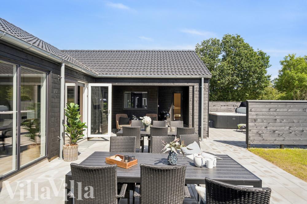 Luksushus nr. 657 har en deilig terrasse med gode hagemøbler til 20 personer.