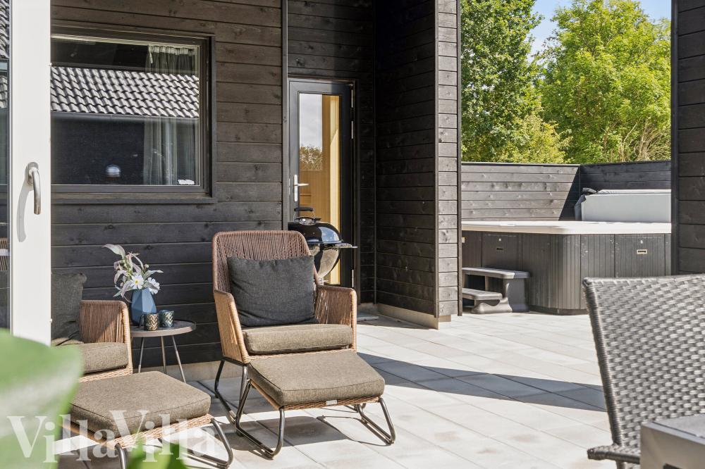Nyt en grillkveld på terrassen i luksushus nr. 657 i Sydjylland