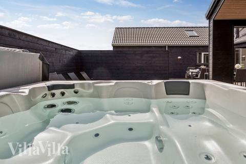 Nyt varmen i boblebadet i luksushus nr. 657 i Sydjylland