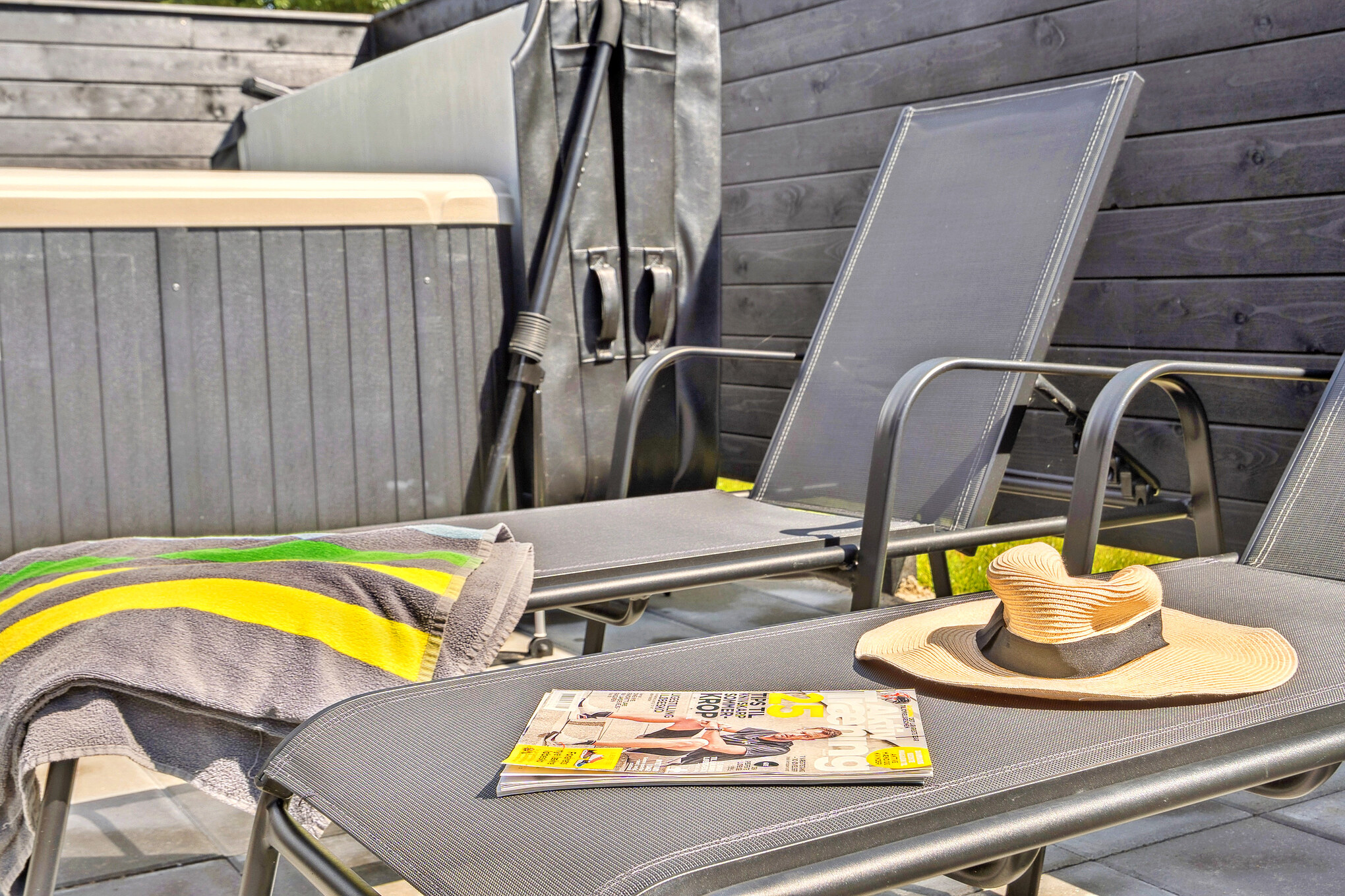På terrassen i feriehus nr. 657 er det plass til 20 personer.