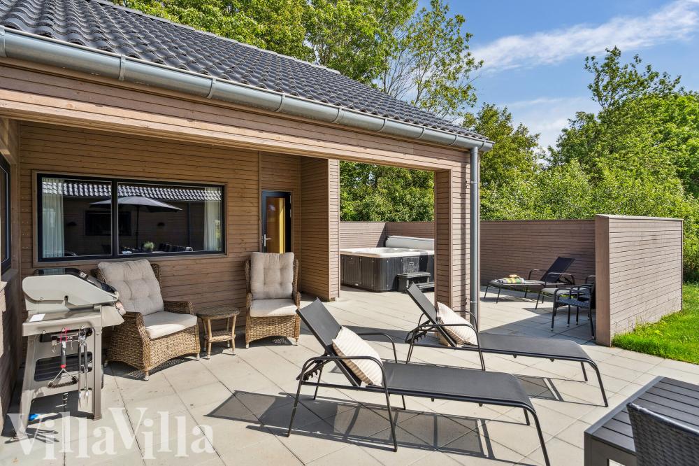 Luksushus nr. 612 har en deilig terrasse med gode hagemøbler til 24 personer.