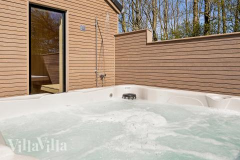 Nyt varmen i boblebadet i luksushus nr. 612 i Sydjylland