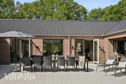 Nyt en grillkveld på terrassen i luksushus nr. 612 i Sydjylland