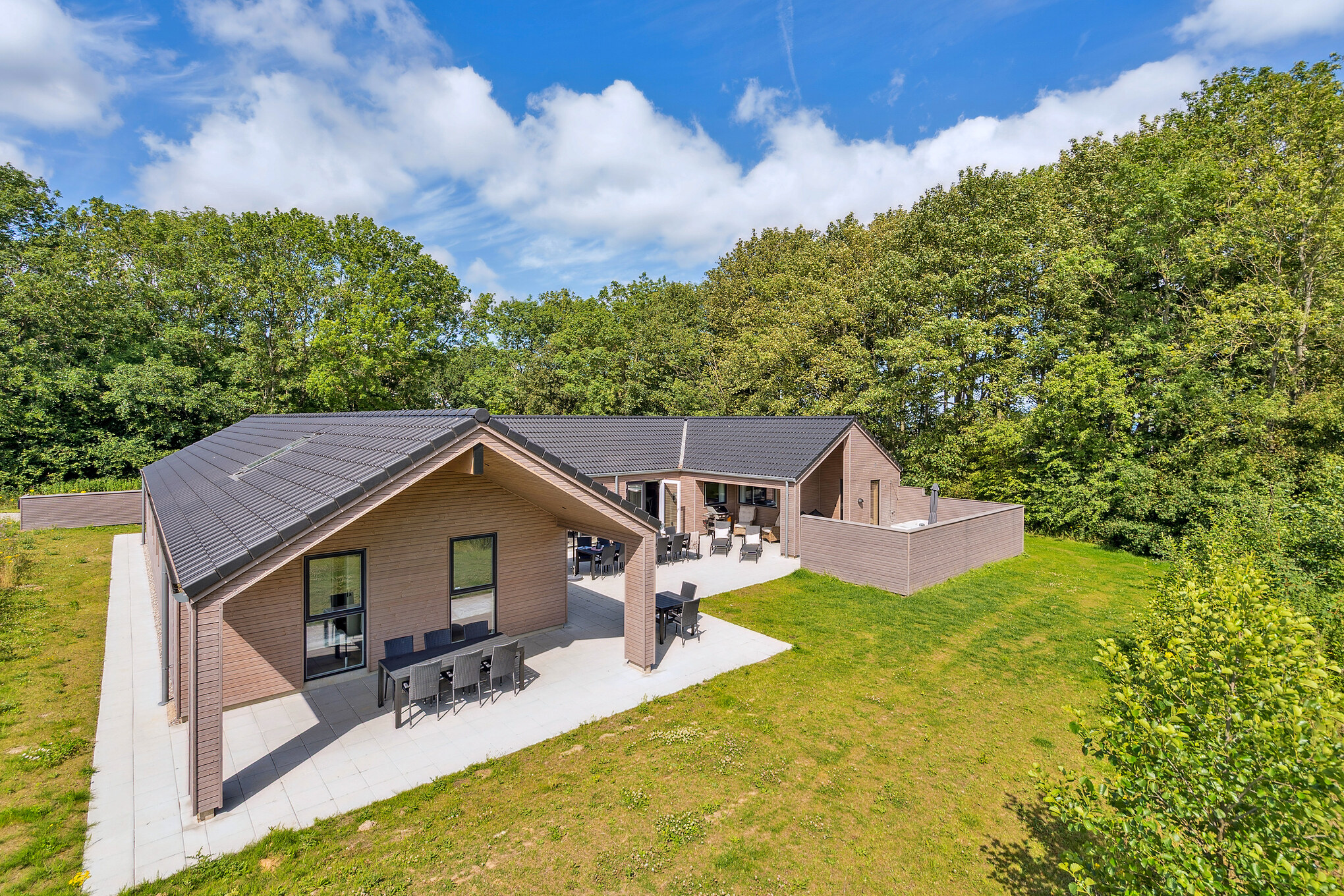 Dette lekre huset med svømmebasseng, nr. 612, med plass til 24 personer, ligger i Sydjylland