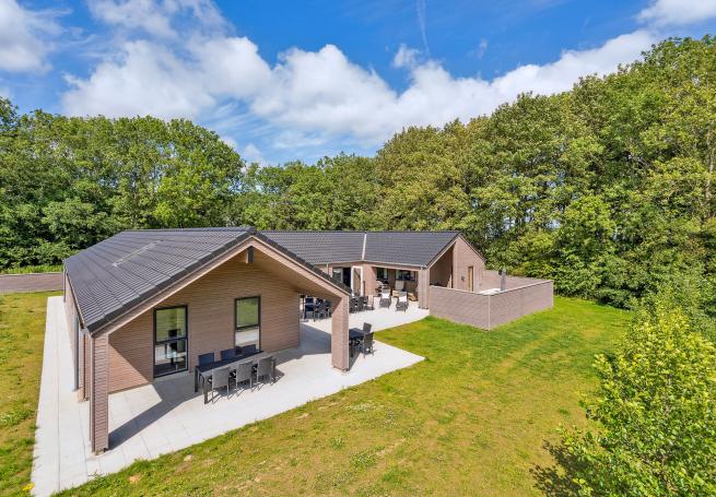 Dette lekre huset med svømmebasseng, nr. 612, med plass til 24 personer, ligger i Sydjylland