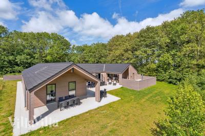 Dette lekre huset med svømmebasseng, nr. 612, med plass til 24 personer, ligger i Sydjylland
