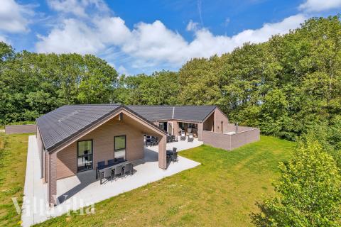 Dette lekre huset med svømmebasseng, nr. 612, med plass til 24 personer, ligger i Sydjylland