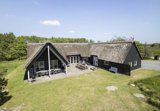 Dette lekre huset med svømmebasseng, nr. 182, med plass til 20 personer, ligger i Sydjylland