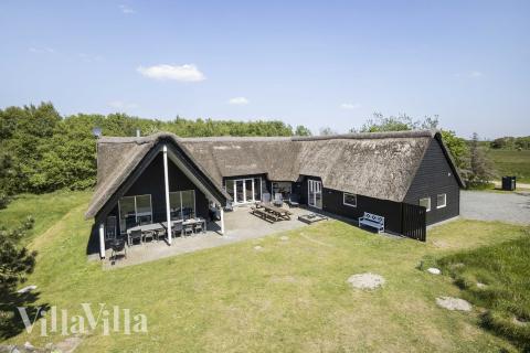 Dette lekre huset med svømmebasseng, nr. 182, med plass til 20 personer, ligger i Sydjylland