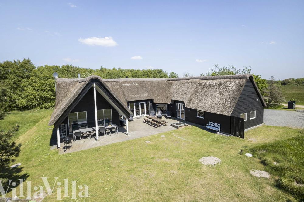 Dette lekre huset med svømmebasseng, nr. 182, med plass til 20 personer, ligger i Sydjylland