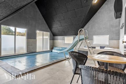 Feriehus 182 har et flott basseng med sklie, et stort innebygd boblebad og en badstue