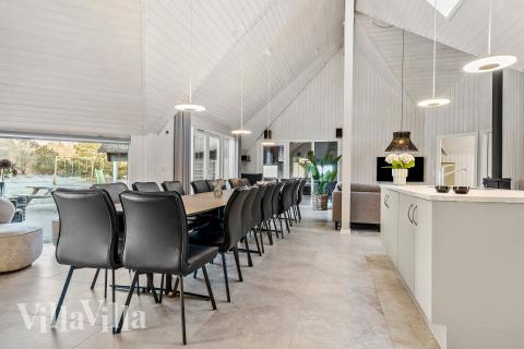 Det er plass til 20 personer i det store lyse oppholdsrommet i luksushus nr. 182.