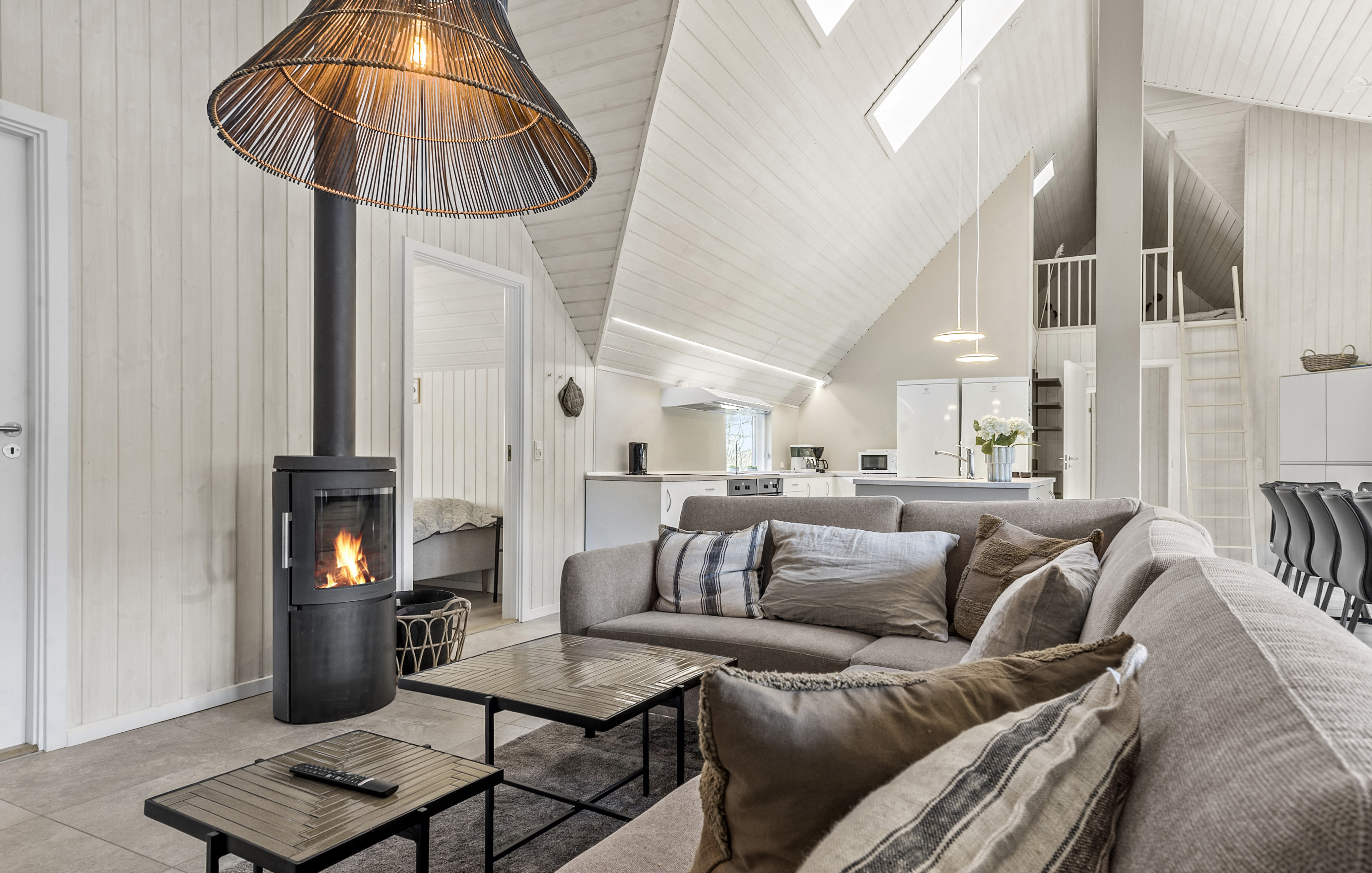 Sofaen i luksushus nr. 182 i Sydjylland er perfekt for å hygge seg med et brettspill eller se en film sammen.