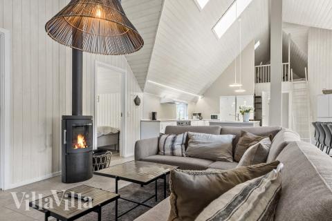 Sofaen i luksushus nr. 182 i Sydjylland er perfekt for å hygge seg med et brettspill eller se en film sammen.