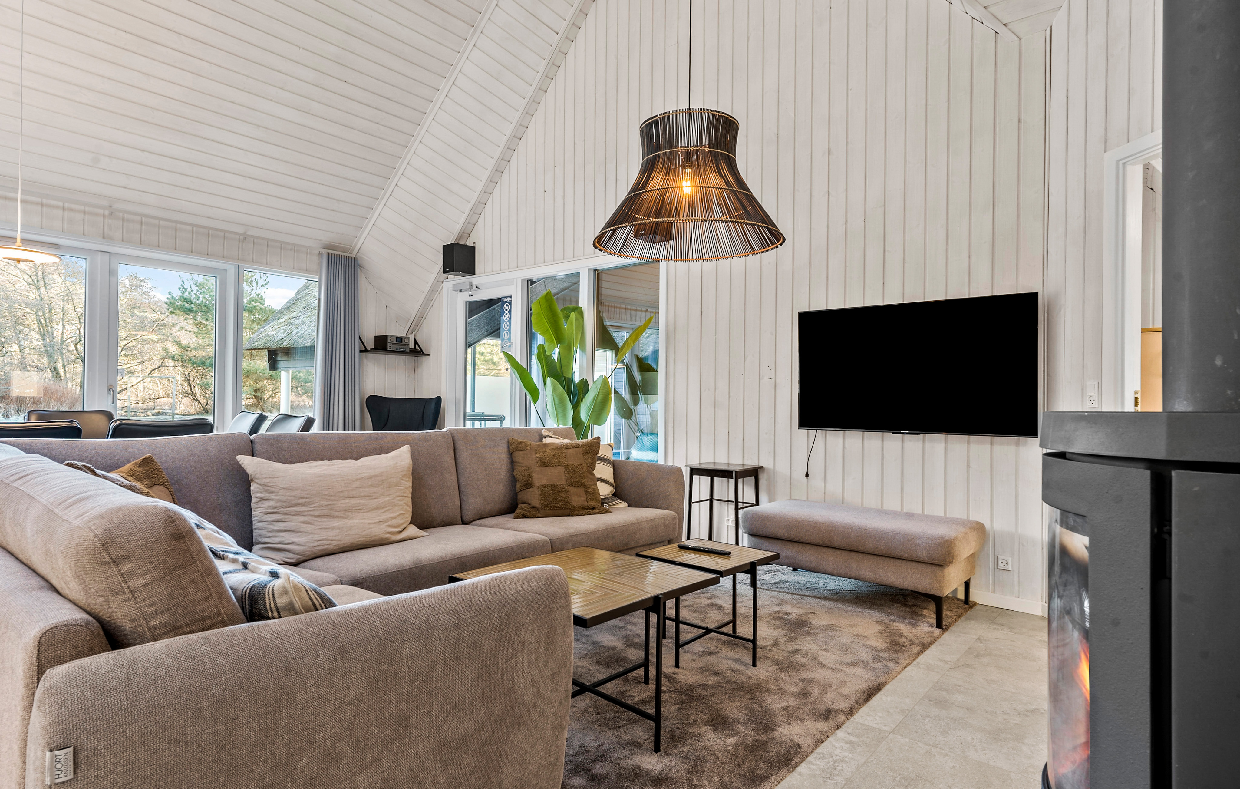 Det er god plass til hygge i feriehusets sofagruppe under oppholdet i luksushus nr. 182
