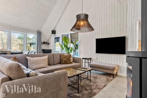 Det er god plass til hygge i feriehusets sofagruppe under oppholdet i luksushus nr. 182