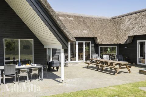 Luksushus nr. 182 har en deilig terrasse med gode hagemøbler til 20 personer.