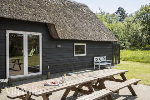 Nyt en grillkveld på terrassen i luksushus nr. 182 i Sydjylland