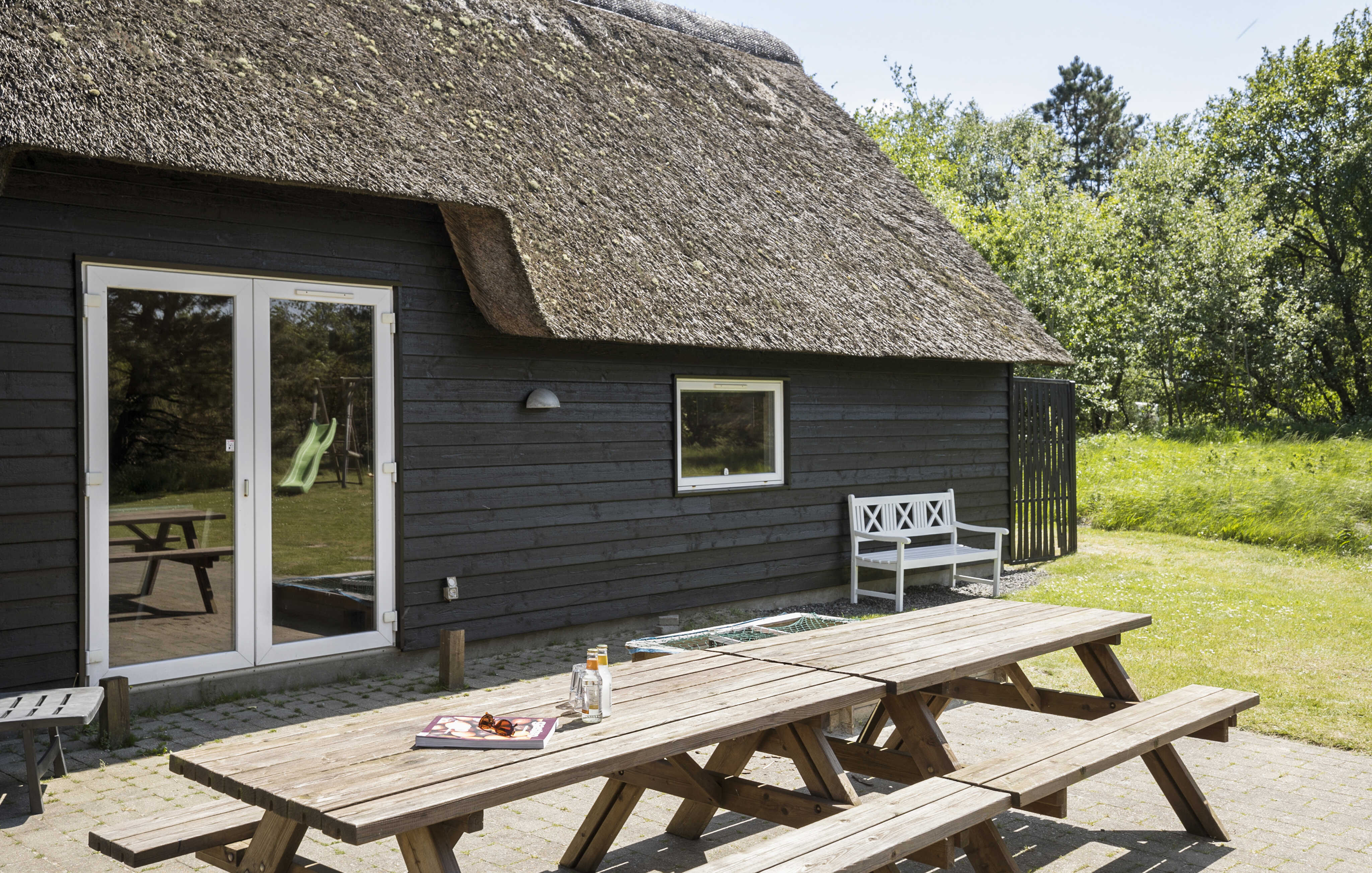 Nyt en grillkveld på terrassen i luksushus nr. 182 i Sydjylland