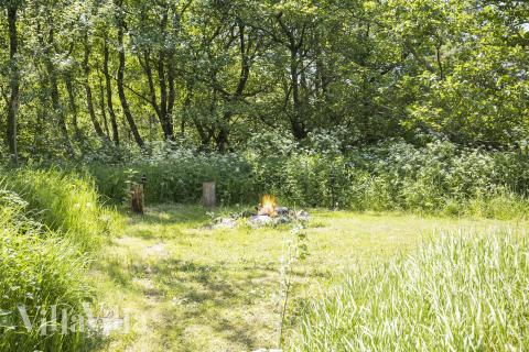 I det attraktive feriehuset nr. 182 i Sydjylland finnes det mengder av utendørsaktiviteter, som leketårn og huskestativ.