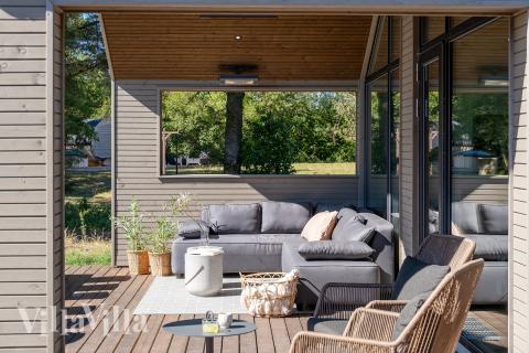 Luksushus nr. 593 har en deilig terrasse med gode hagemøbler til 14 personer.