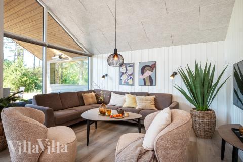 Det er god plass til hygge i feriehusets sofagruppe under oppholdet i luksushus nr. 593