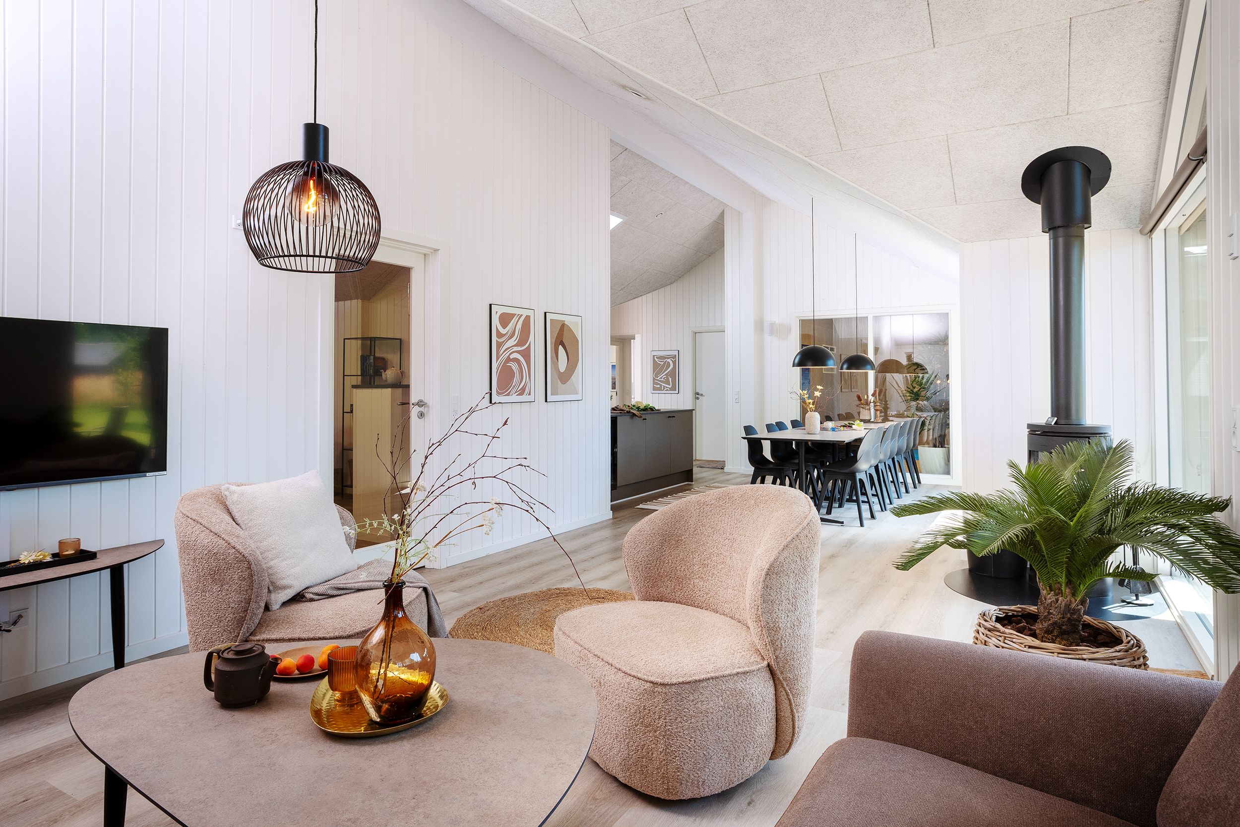Sofaen i luksushus nr. 593 i Sydjylland er perfekt for å hygge seg med et brettspill eller se en film sammen.