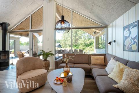 Sofaen i luksushus nr. 593 i Sydjylland er perfekt for å hygge seg med et brettspill eller se en film sammen.