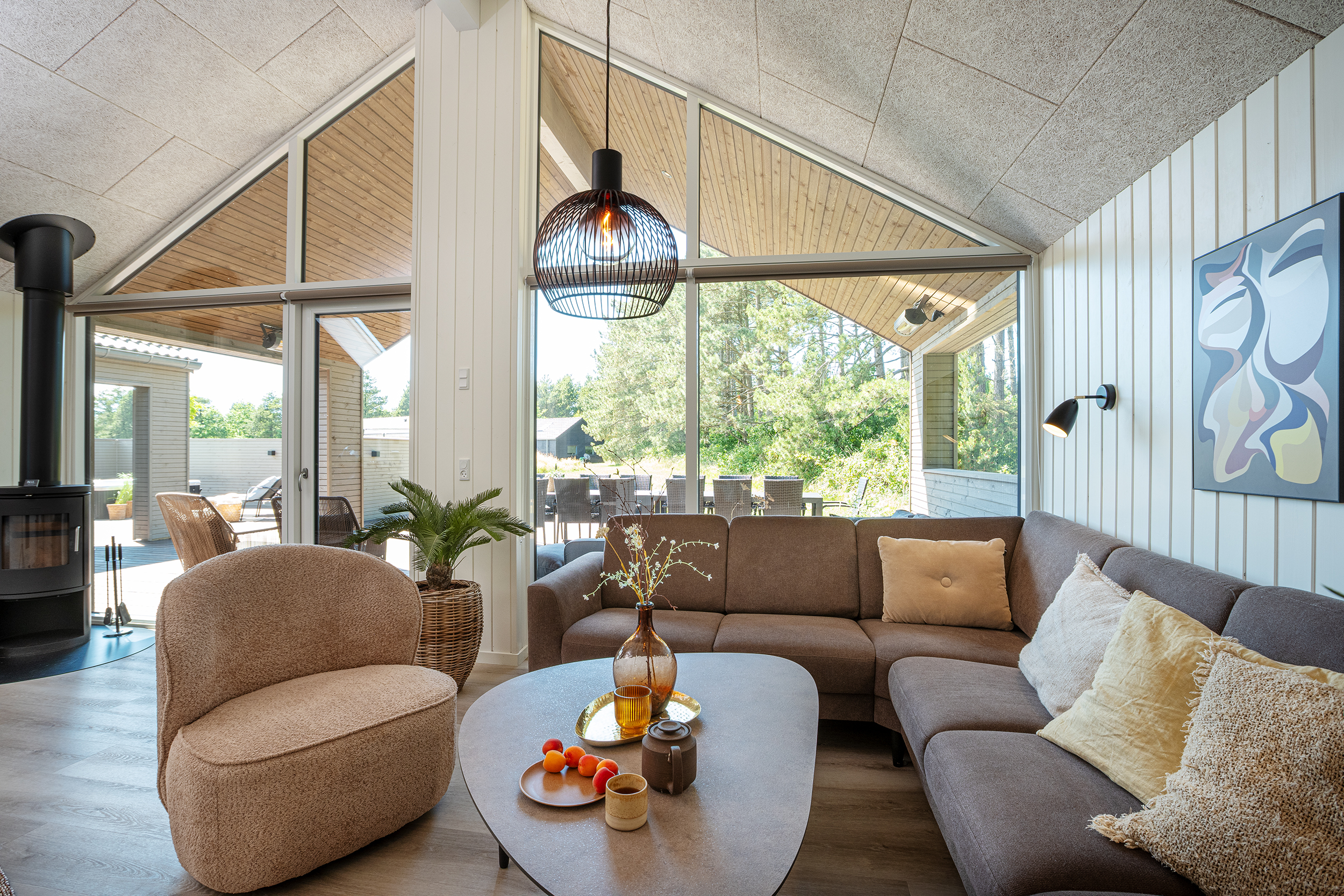 Det er god plass til hygge i feriehusets sofagruppe under oppholdet i luksushus nr. 593