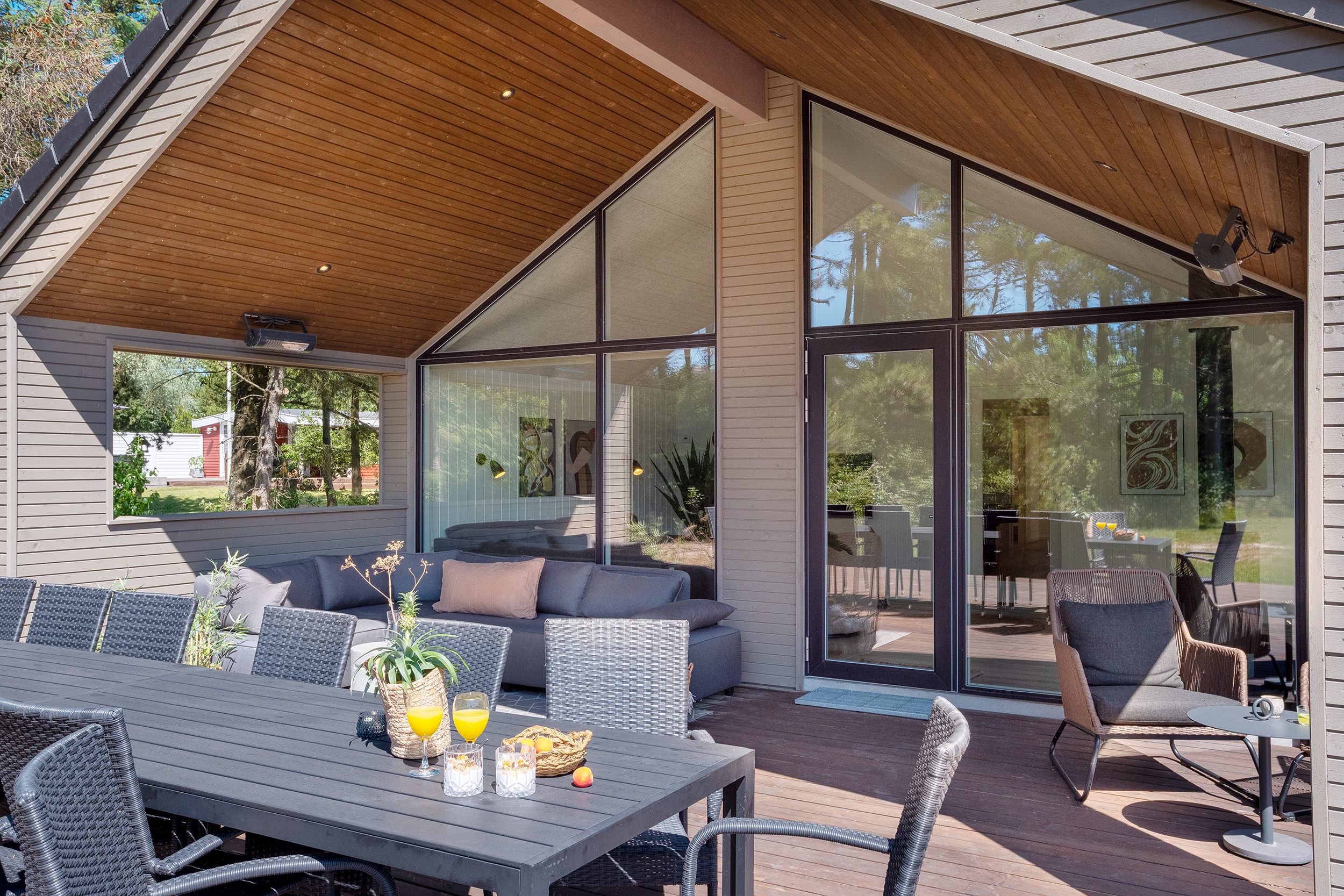 Nyt en grillkveld på terrassen i luksushus nr. 593 i Sydjylland