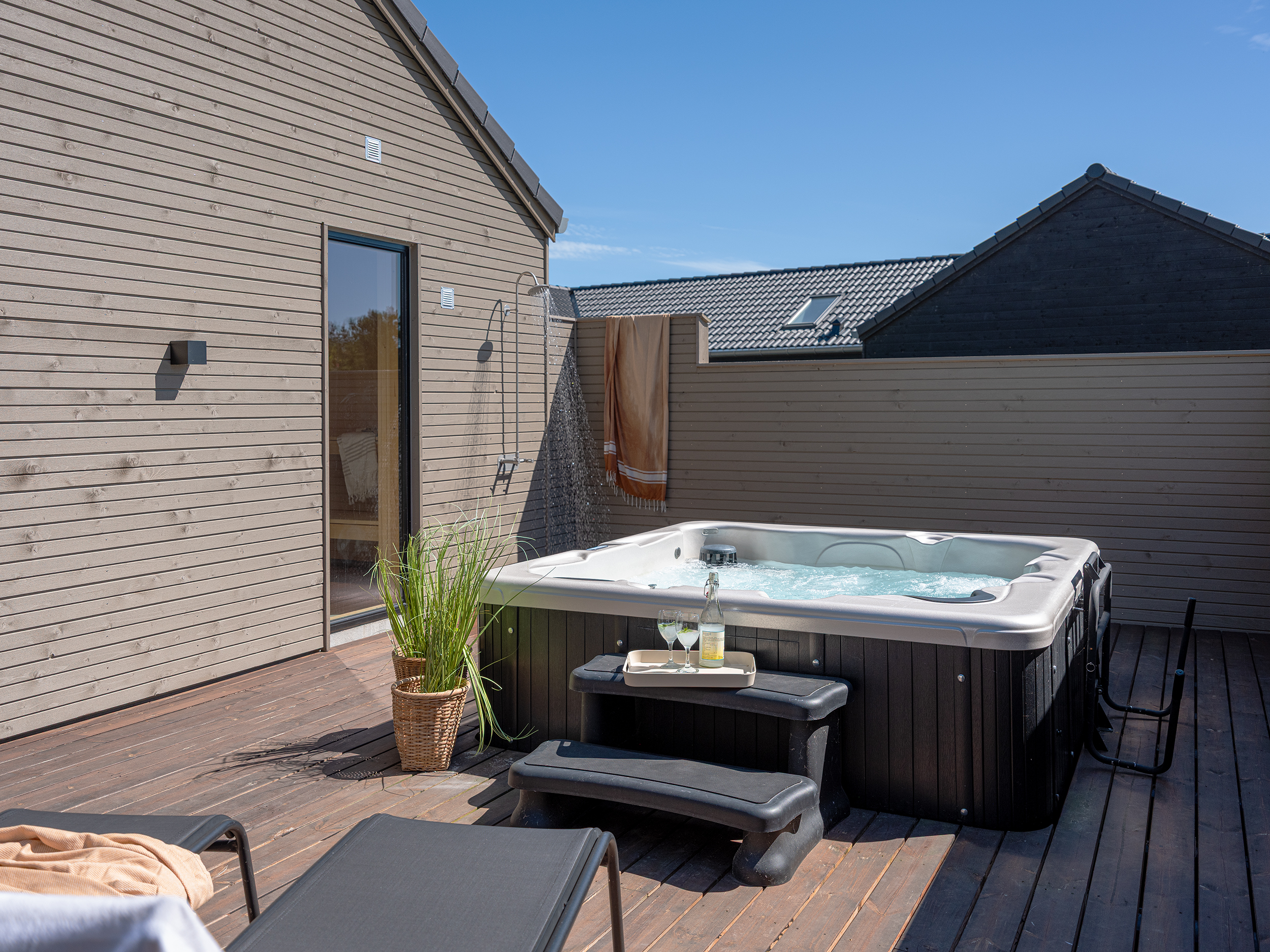 Nyt varmen i boblebadet i luksushus nr. 593 i Sydjylland