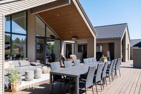 På terrassen i feriehus nr. 593 er det plass til 14 personer.