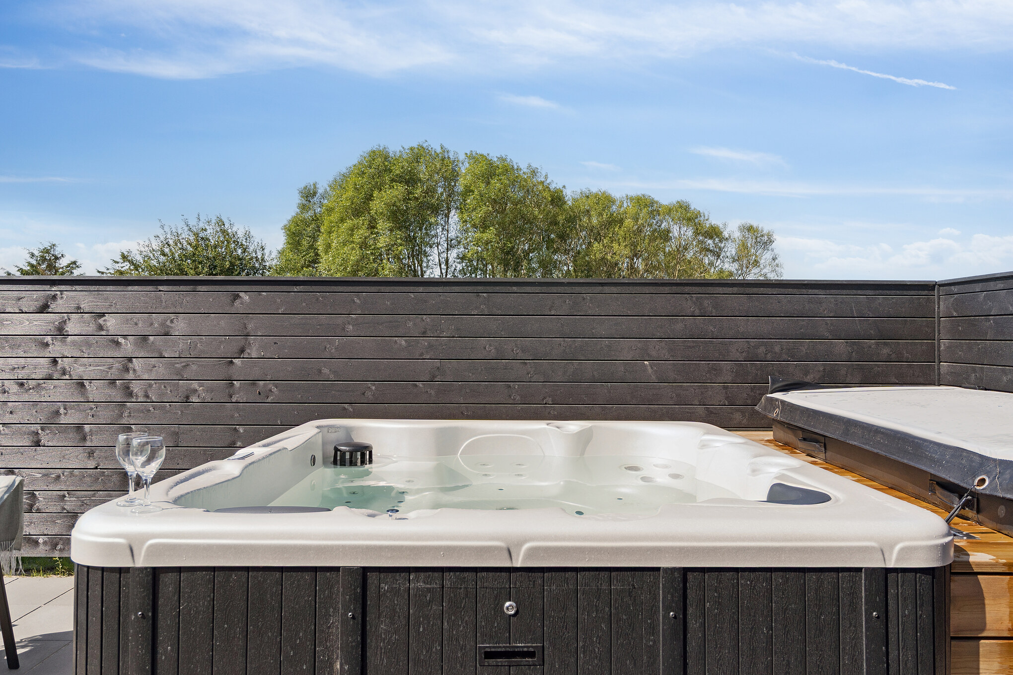 Nyt varmen i boblebadet i luksushus nr. 667 i Fyn og øyer