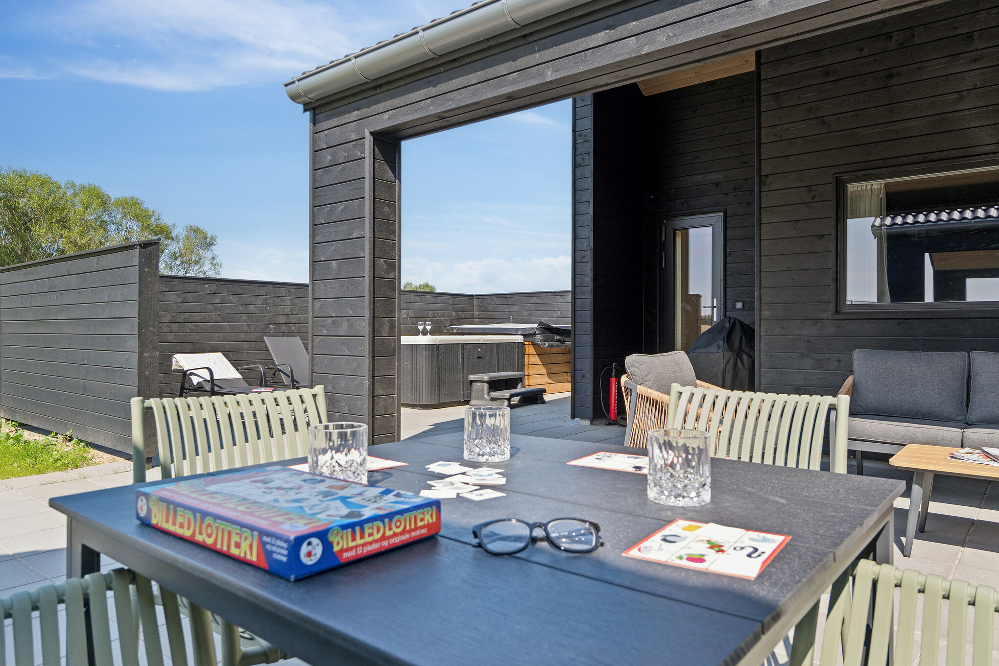Nyt en grillkveld på terrassen i luksushus nr. 667 i Fyn og øyer