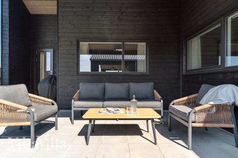 På terrassen i feriehus nr. 667 er det plass til 18 personer.