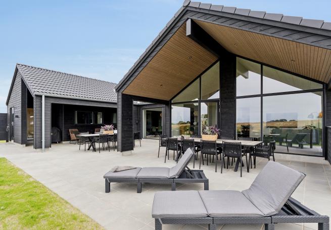 Luksushus nr. 668 har en deilig terrasse med gode hagemøbler til 16 personer.