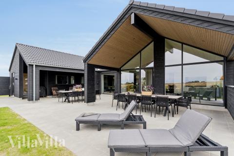 Luksushus nr. 668 har en deilig terrasse med gode hagemøbler til 16 personer.