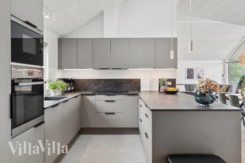 Kjøkkenet i luksushus nr. 668 er fullt utstyrt så dere lett kan lage mat til 16 personer.