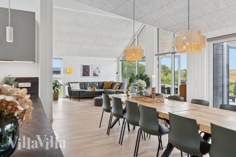 Det er plass til 16 personer i det store lyse oppholdsrommet i luksushus nr. 668.