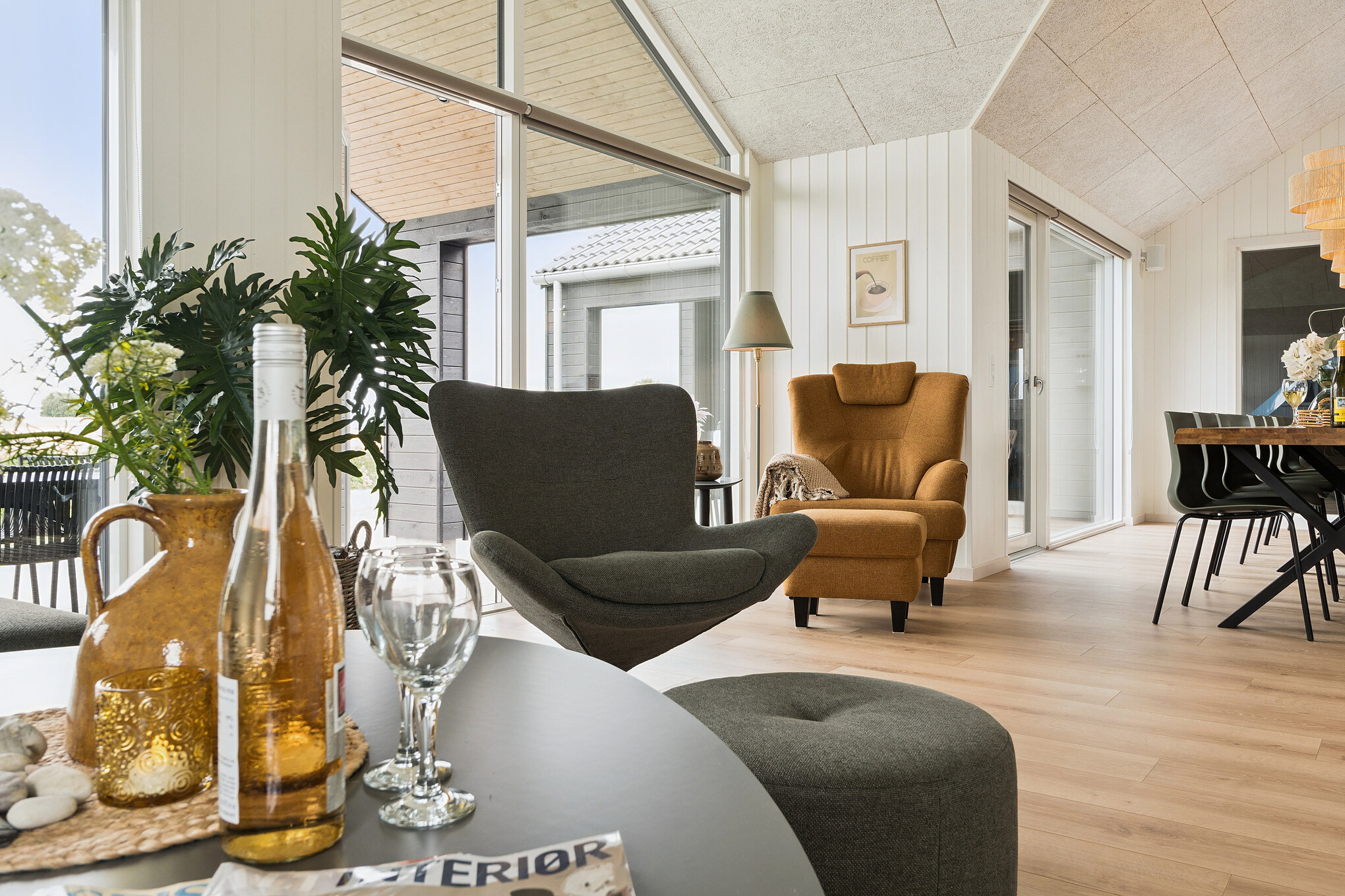 Sofaen i luksushus nr. 668 i Fyn og øyer er perfekt for å hygge seg med et brettspill eller se en film sammen.
