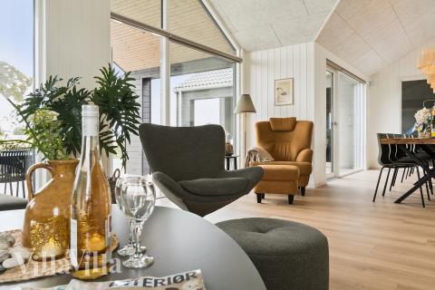 Sofaen i luksushus nr. 668 i Fyn og øyer er perfekt for å hygge seg med et brettspill eller se en film sammen.