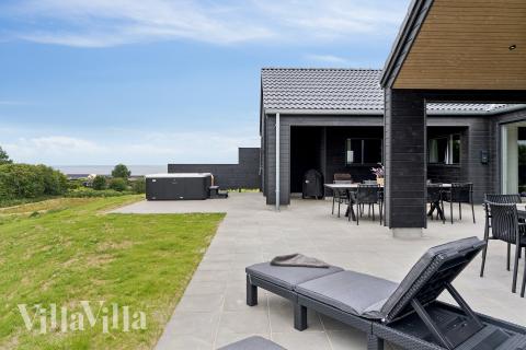 På terrassen i feriehus nr. 668 er det plass til 16 personer.