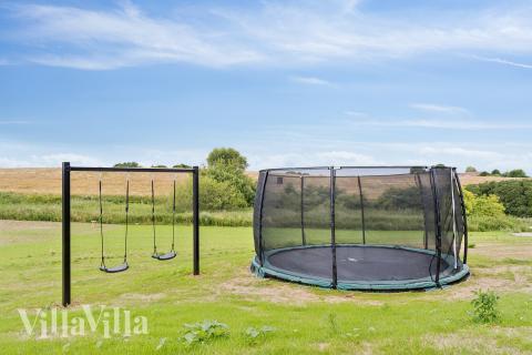 I det attraktive feriehuset nr. 668 i Fyn og øyer finnes det mengder av utendørsaktiviteter, som leketårn og huskestativ.