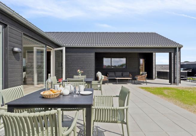 Luksushus nr. 695 har en deilig terrasse med gode hagemøbler til 20 personer.