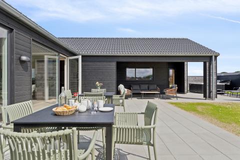 Luksushus nr. 695 har en deilig terrasse med gode hagemøbler til 20 personer.