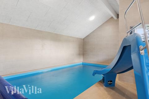 Feriehus 695 har et flott basseng med sklie, et stort innebygd boblebad og en badstue